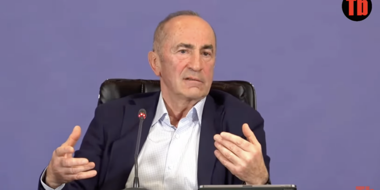 Քամակդ պիտի 3 մետրանոց լինի, որ երկու աթոռի վրա նստես, էդ էլ չունես. Քոչարյան. տեսանյութ