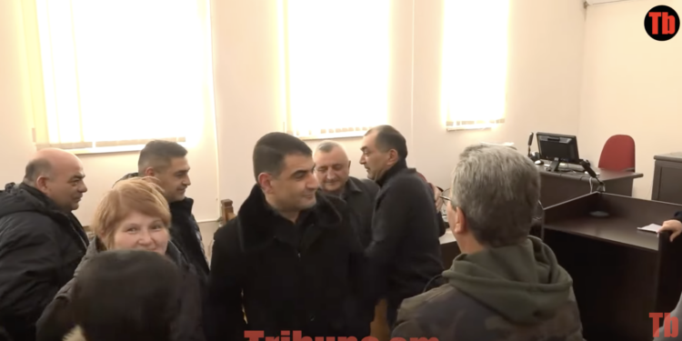 Համբույրներ ու գրկախառնություններ՝ դատարանում. Տիրան Խաչատրյանին 10 մլն գրավի դիմաց ազատ թողեցին. տեսանյութ