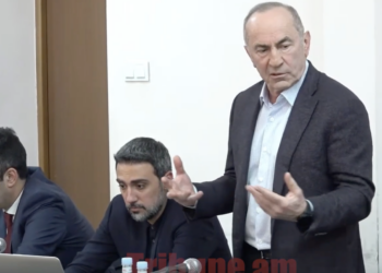 «Ռոբերտ Քոչարյան, ոտքի կանգնեք», «Էլ ի՞նչ չանենք, առաջարկում եմ հաջորդ նիստին դիմակներով գանք». տեսանյութ