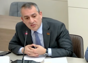 Երկրորդ շարք են կանգնում պաշտոնյաները, որովհետև տեղ չկա կանգնելու, բա ու՞ր կանգնեն. տեսանյութ