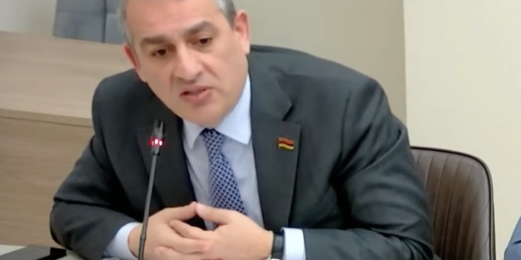 Երկրորդ շարք են կանգնում պաշտոնյաները, որովհետև տեղ չկա կանգնելու, բա ու՞ր կանգնեն. տեսանյութ