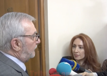 Մի հատ հանգստացի՛, սրացումնե՞ր կան. Անդրանիկ Քոչարյանի պահվածքը լրագրողի հետ. տեսանյութ