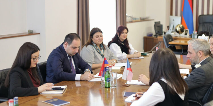ՏԿԵ նախարարն ու Չեխիայի դեսպանը քննարկել են Երևան-Պրահա ուղիղ չվերթեր սկսելու անհրաժեշտությունը