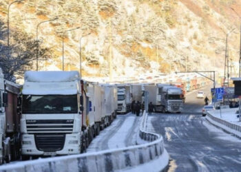 423 հայկական բեռնատար է մնացել Վերին Լարսում