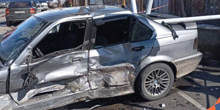 Վթար Արմավիրում. գազատար խողովակը ընկել է մեքենայի վրա, կա հոսպիտալացված