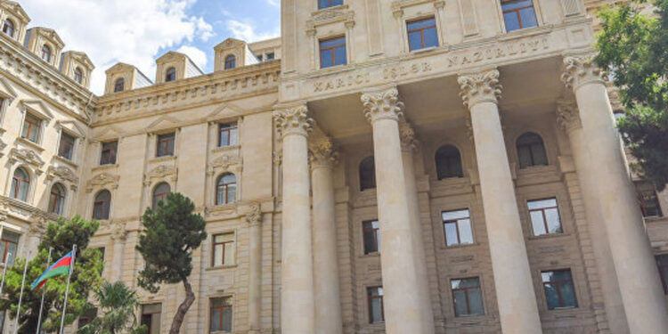 Եթե Հայաստանը շահագրգռված է հումանիտար խնդիրների լուծմամբ, «պետք» է ապահովի ադրբեջանցիների ապահով և արժանապատիվ վերադարձի «իրավունքը». Ադրբեջանի ԱԳՆ