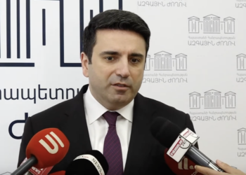 Ալեն Սիմոնյանն առաջարկում է Հայաստանի և Ադրբեջանի Սահմանադրություններն ուղարկել փորձաքննության