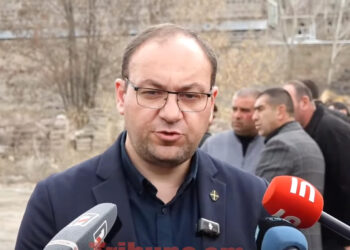 Մարտուն Գրիգորյանի որդուն և հորը տանում են կալանքի, բոլոր գրասենյակները շրջափակել են. տեսանյութ