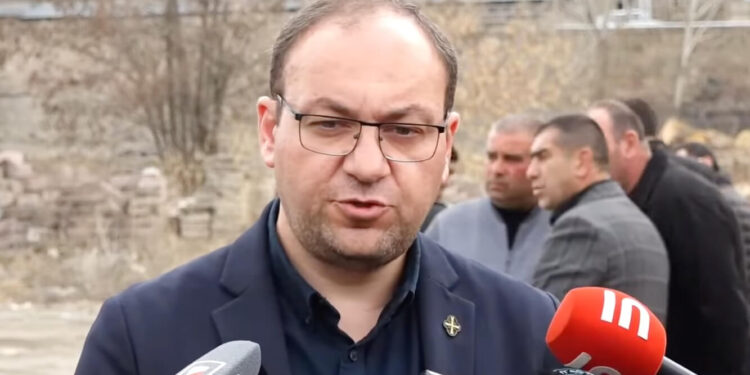 Մարտուն Գրիգորյանի որդուն և հորը տանում են կալանքի, բոլոր գրասենյակները շրջափակել են. տեսանյութ