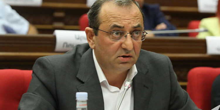 «Եթե գործող Սահմանադրությամբ ինքը վարչապետ չէ, բա ո՞վ է, ուզուրպատո՞ր, արդեն ընդունո՞ւմ է». Արծվիկ Մինասյան