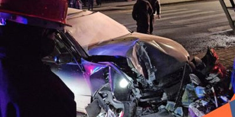 Կապանում մեքենան դուրս է եկել ճանապարհի երթևեկելի հատվածից և բախվել խանութի պատին․ կա տուժած