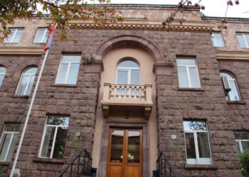 Ժամը 11:00-ի դրությամբ Փարաքարում մասնակցել է ընտրողների 14.76%-ը, Գյումրիում՝ 7.28%-ը. ԿԸՀ