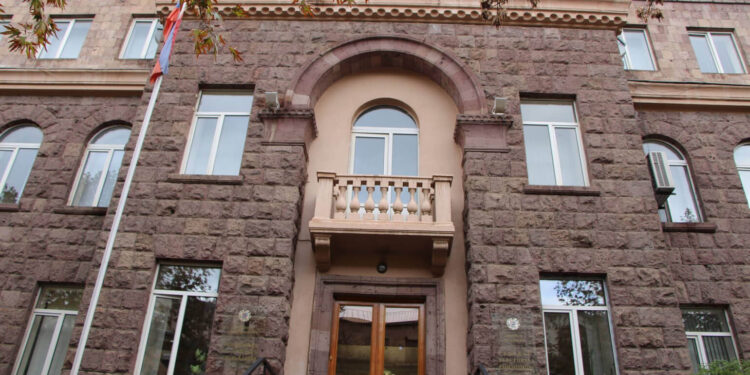 Ժամը 11:00-ի դրությամբ Փարաքարում մասնակցել է ընտրողների 14.76%-ը, Գյումրիում՝ 7.28%-ը. ԿԸՀ