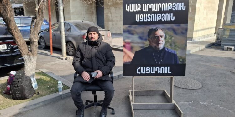 Լևիկ Խաչատրյանը ՄԱԿ-ի գրասենյակի դիմաց անժամկետ հացադուլ է հայտարարել