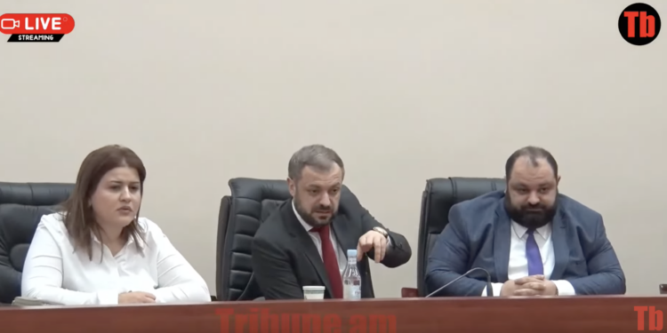 Լարված իրավիճակ․ «Ամենախոշորը թուղթ չի տալիս», «Ո՞վ ա, ասեք՝ հանցագործության մասին հաղորդում կտամ». տեսանյութ