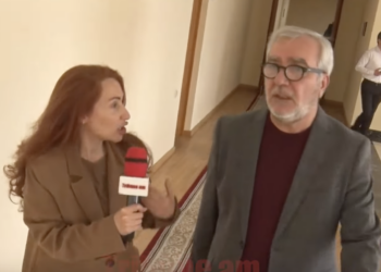 Ներողություն չեմ խնդրի. Շուրթերդ մաքրի. Անդրանիկ Քոչարյանի լկտի պահվածքը՝ լրագրողի նկատմամբ. տեսանյութ