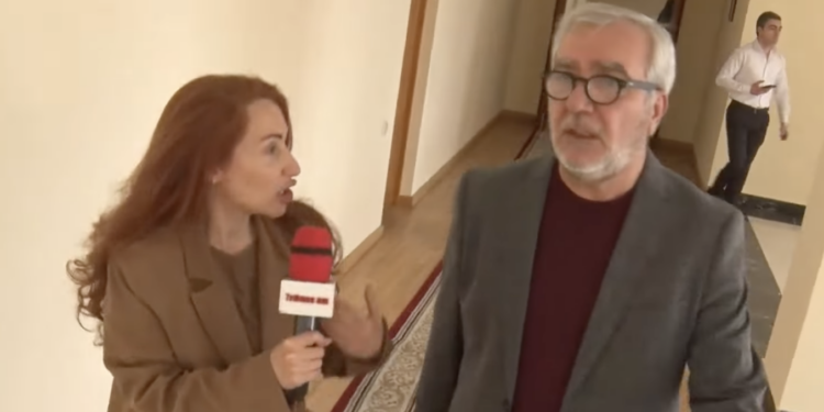 Ներողություն չեմ խնդրի. Շուրթերդ մաքրի. Անդրանիկ Քոչարյանի լկտի պահվածքը՝ լրագրողի նկատմամբ. տեսանյութ