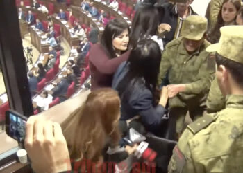 Հրմշտոց ՝ լրագրողների օթյակում. ՊՊԾ-ն քաշքշոցով պաստառը վերցրեց. տեսանյութ