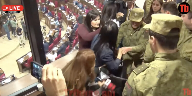 Հրմշտոց ՝ լրագրողների օթյակում. ՊՊԾ-ն քաշքշոցով պաստառը վերցրեց. տեսանյութ