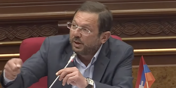 Լեզվակռիվ․ «Փաշինյանին մի օր ՀՀ քաղաքացին լարելու ա», «Ի՞նչ իրավունք ունեք ժողովրդի անունից խոսելու». Գեղամ Մանուկյան. տեսանյութ