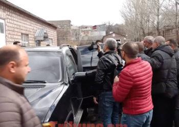 Ոստիկաններն ինչպես են ձերբակալում Մարտուն Գրիգորյանի որդուն ու հորը. տեսանյութ