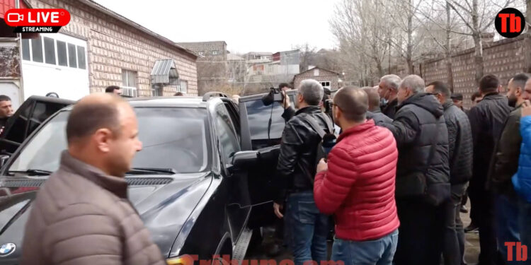Ոստիկաններն ինչպես են ձերբակալում Մարտուն Գրիգորյանի որդուն ու հորը. տեսանյութ