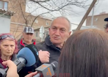 Դավայ եղեք, Էս մարդը վադցավ՝ պատասխան կուդա՞ք. ՔՊ աջակիցները՝ տեղամասի մոտ. տեսանյութ