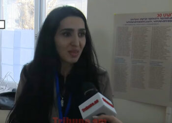 Քվեաթերթիկները դափոնով ձեռքը դուրս են գալիս, թիվ 1 քվեաթերթիկը բաց դնում. դիտորդ. տեսանյութ