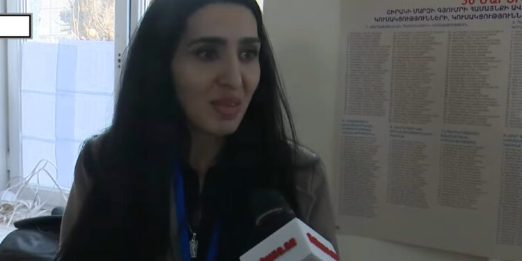 Քվեաթերթիկները դափոնով ձեռքը դուրս են գալիս, թիվ 1 քվեաթերթիկը բաց դնում. դիտորդ. տեսանյութ