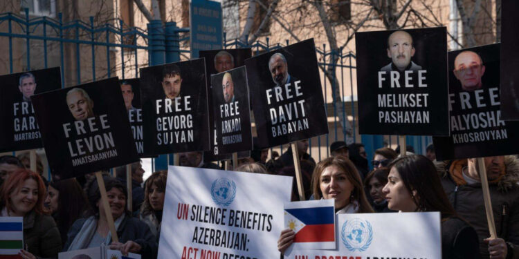 Անպատիվ դատավարություն. Լեռնային Ղարաբաղի հայ ղեկավարները մեղադրյալներից վերածվել են պատանդների. Тhe Insider