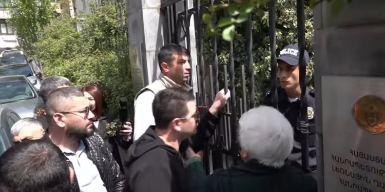 Լարված իրավիճակ ու բախումներ՝ Արցախի ներկայացուցչության մոտ․ ՈՒՂԻՂ