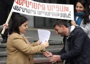 Սա սև ու ստի թուղթ է. արցախցիներն այրեցին ՔՊ-ի կառավարության ծրագիրը. տեսանյութ