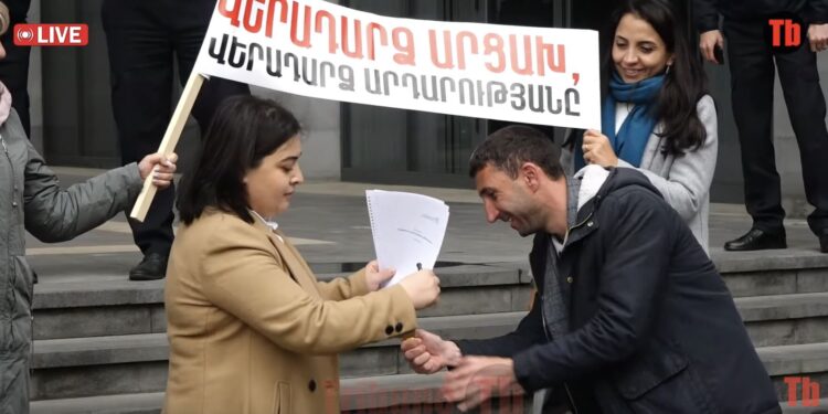 Սա սև ու ստի թուղթ է. արցախցիներն այրեցին ՔՊ-ի կառավարության ծրագիրը. տեսանյութ