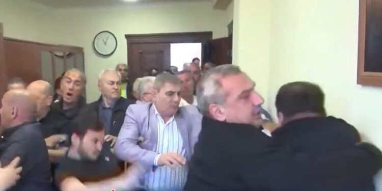 Նոր Նորքի վարչական շրջանի ղեկավարը և աշխատակցիները ծեծի են ենթարկել Արթուր Չախոյանին