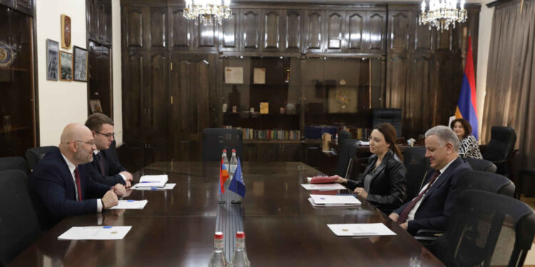 Շիրակի մարզպետը ԵՄ դեսպանի հետ քննարկել է փոխադարձ հետաքրքրություն ներկայացնող մի շարք հարցեր