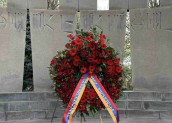 Հարգանքի տուրք  ապրիլյան պատերազմի հերոսներին. Սերժ Սարգսյանի անունից ծաղկեպսակ է դրվել Եռաբլուրում