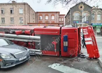 1 զոհ, 4 վիրավոր. Գյումրիում բախվել են հրդեհի վայր մեկնող փրկարարական «Կամազ»-ն ու ևս 4 մեքենա