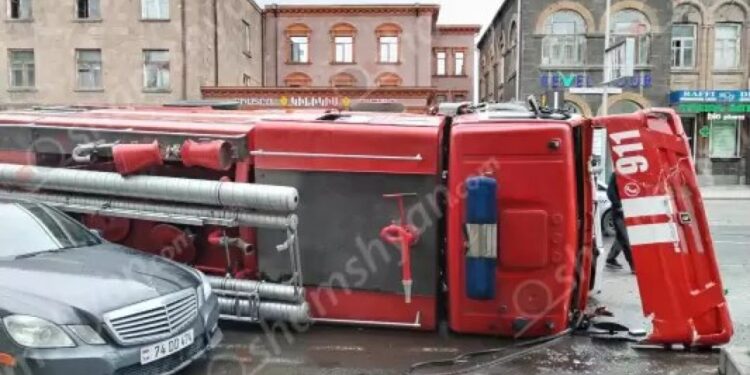 1 զոհ, 4 վիրավոր. Գյումրիում բախվել են հրդեհի վայր մեկնող փրկարարական «Կամազ»-ն ու ևս 4 մեքենա