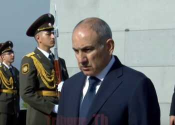 Փաշինյանն ում հետ է ոտք դրել Ծիծեռնակաբերդ. տեսանյութ