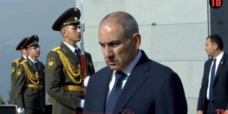 Փաշինյանն ում հետ է ոտք դրել Ծիծեռնակաբերդ. տեսանյութ