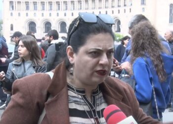 Թքած ունեն, հագած-կապած աթոռներից չեն իջնում, միլիոններ են ստանում ԱԺ-ում հեռախոսով խաղալու համար. տեսանյութ