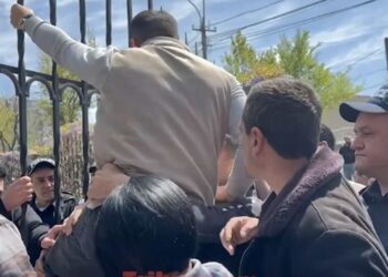 Դու՛ս եկ, շենքը ցեպիտ արեք. ցուցարարները ճոճում են ճաղավանդակները. տեսանյութ