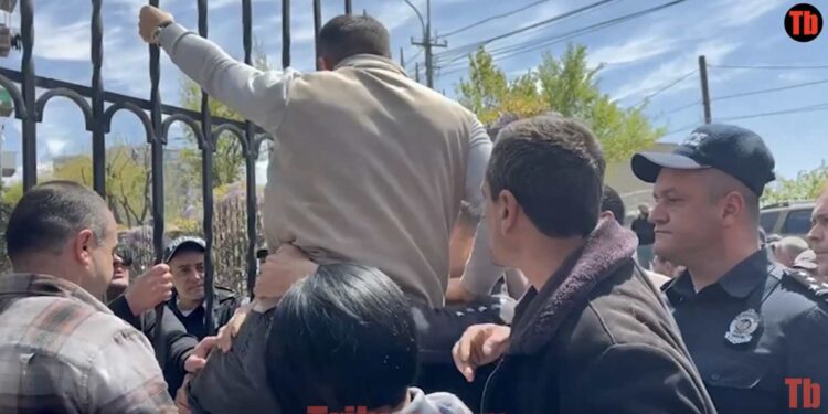 Դու՛ս եկ, շենքը ցեպիտ արեք. ցուցարարները ճոճում են ճաղավանդակները. տեսանյութ