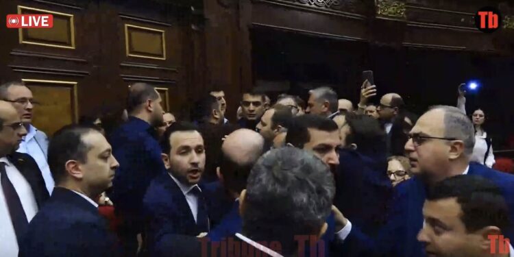 Հանգստացեք, ա՛յ պոռնիկներ. Արթուր Հովհաննիսյանը՝ ընդդիմադիրներին. տեսանյութ