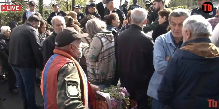 Արա, հերի՛ք եղավ, բացե՛ք ճամփեն, Նիկոլը թուրք ա, ինքն ա ցեղասպանել. քաղաքացի. տեսանյութ