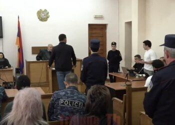 Ասե՞լ եմ՝ էս մուսռ ոստիկաններին ցխում եմ. Լևոն Քոչարյանը՝ ոստիկանին. տեսանյութ