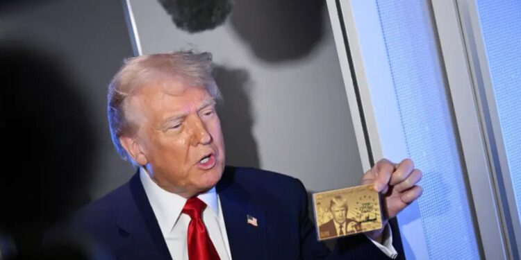 Թրամփը ցույց է տվել ԱՄՆ-ում բնակության թույլտվության համար նախատեսված ոսկե քարտը