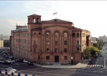Ոստիկանները Նոր Նորքի վարչական շրջանի շենքում են՝ Արթուր Չախոյանին բռնության ենթարկելու գործով
