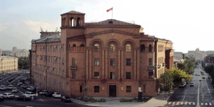 Ոստիկանները Նոր Նորքի վարչական շրջանի շենքում են՝ Արթուր Չախոյանին բռնության ենթարկելու գործով