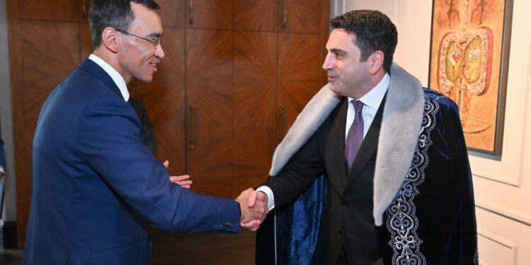 «Ղազախստանի խորհրդարանի Սենատի նախագահի կողմից ստացա ղազախական ազգային տարազ՝ շապան». Ալեն Սիմոնյան